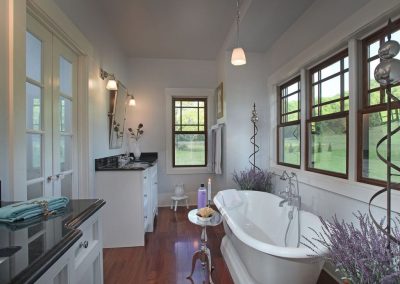 pedestal tub set into a bump-out with a frosted glass pattern